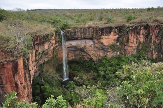 A famosa cachoeira do Véu da Noiva, cartão postal mais conhecido da Chapada dos Guimarães, em Mato Grosso